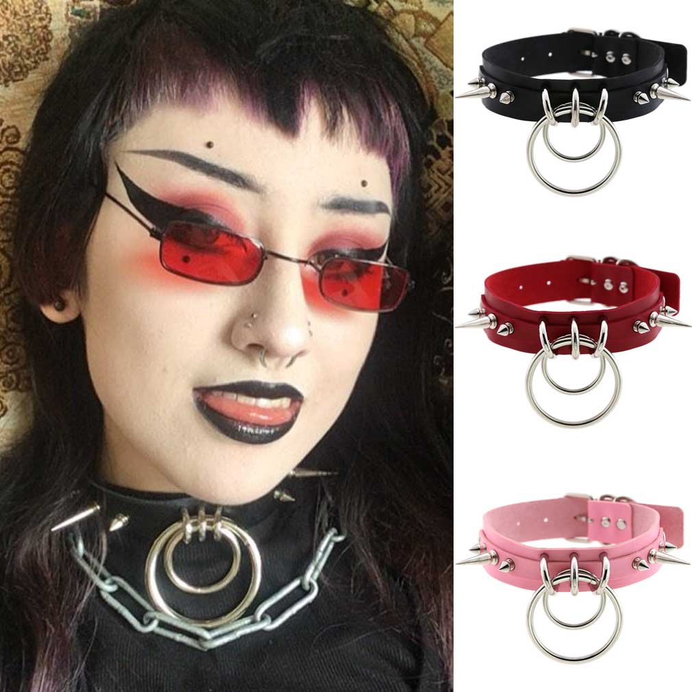 Choker i svart, rosa eller cerise med nitar och ringar