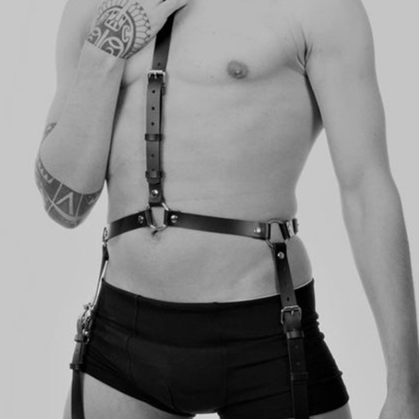 Svart harness med band runt halsen, äver bröstet,runt midjan och låren