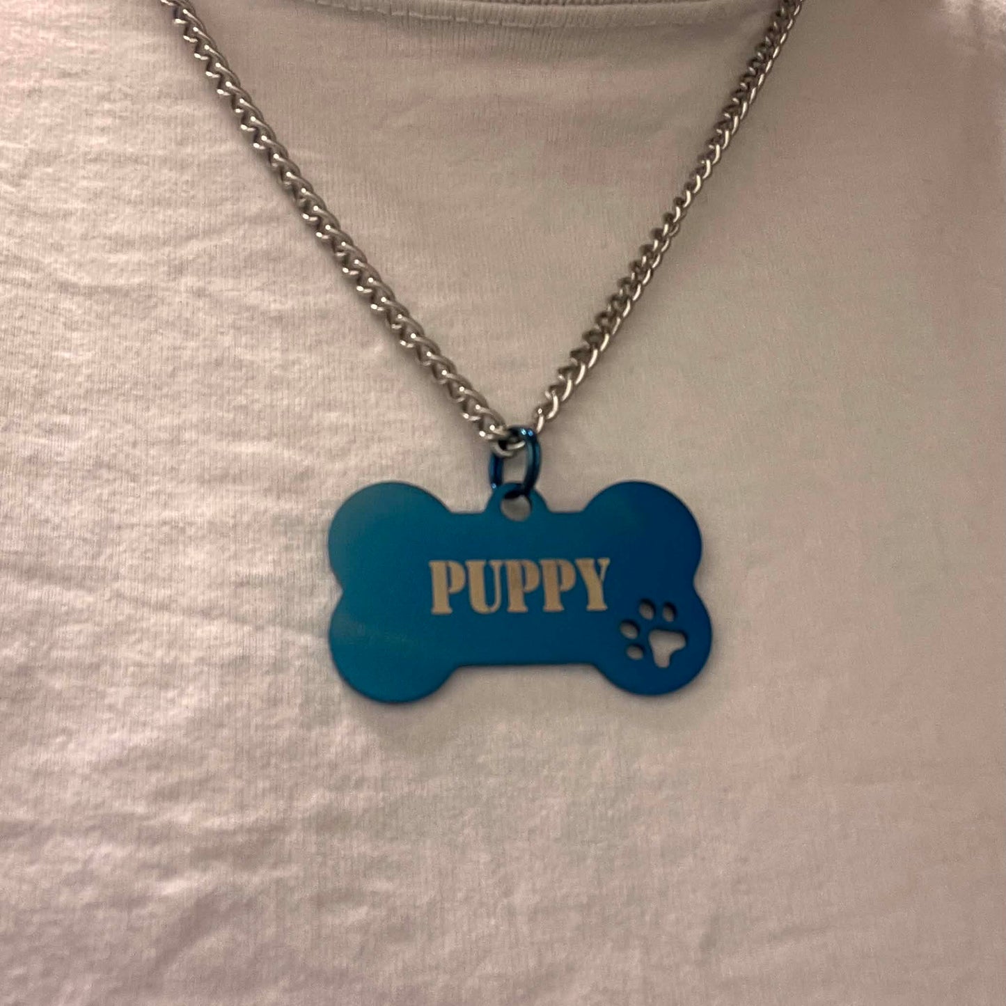Halsband med ben för valpar som gillar puppy play med texterna, good boy, WOOF eller puppy