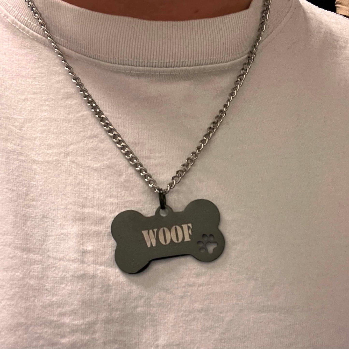 Halsband med ben för valpar som gillar puppy play med texterna, good boy, WOOF eller puppy