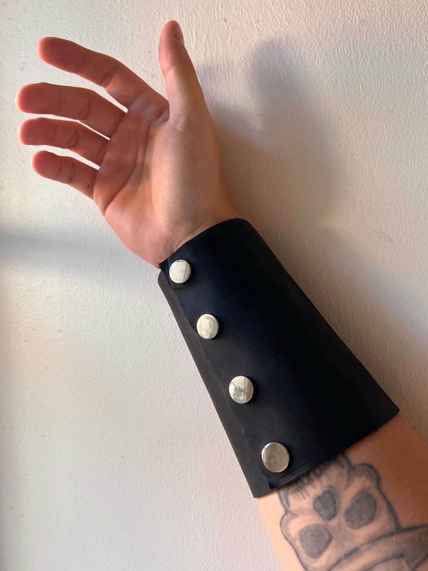 Hand cuffs, handklovar, handledsmanchetter och ankelmanschetter i svart, blått, rött, silver