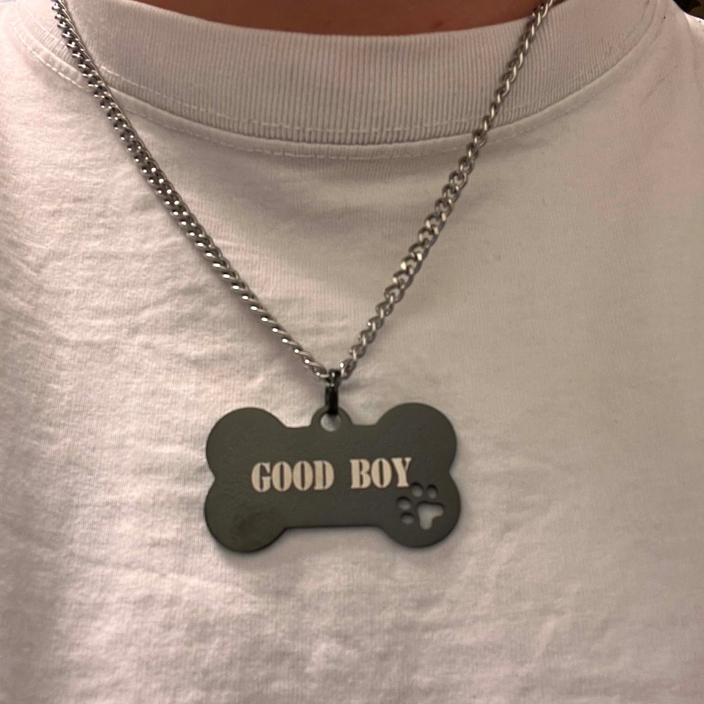 Halsband med ben för valpar som gillar puppy play med texterna, good boy, WOOF eller puppy