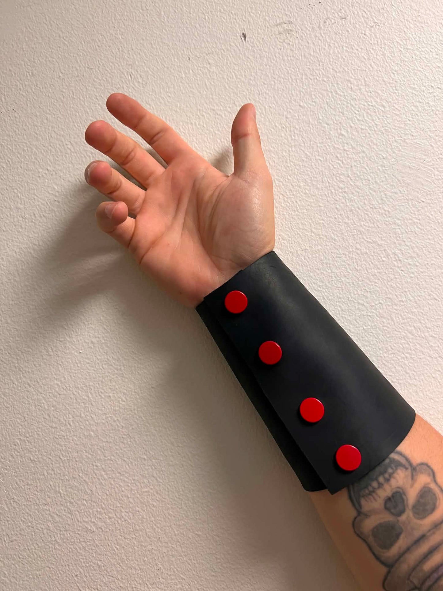 Hand cuffs, handklovar, handledsmanchetter och ankelmanschetter i svart, blått, rött, silver