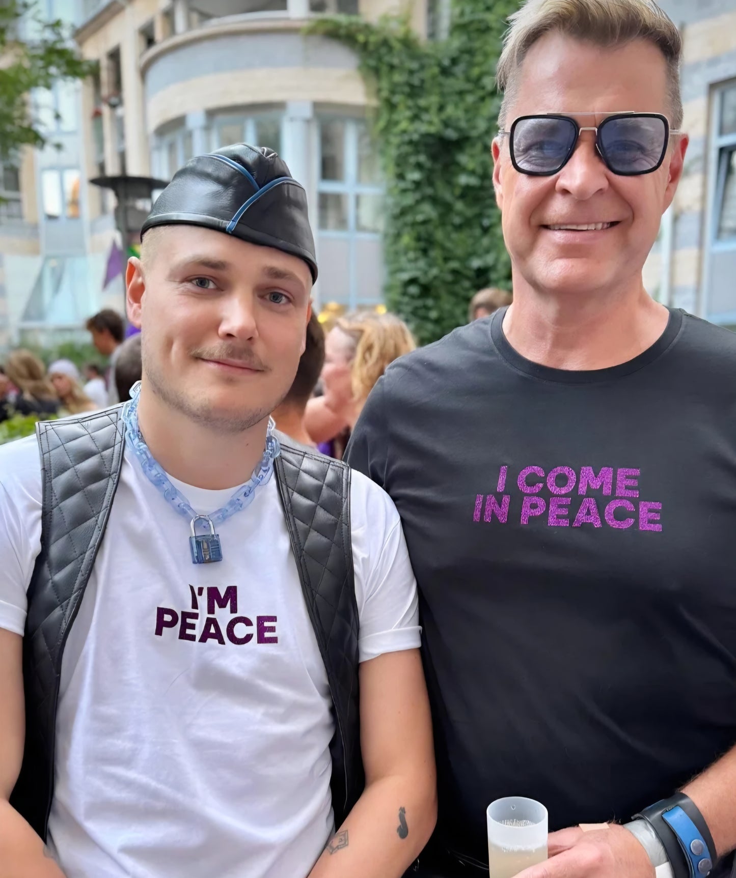 T-shirt med tryck "I come in peace" samt "I'm peace"