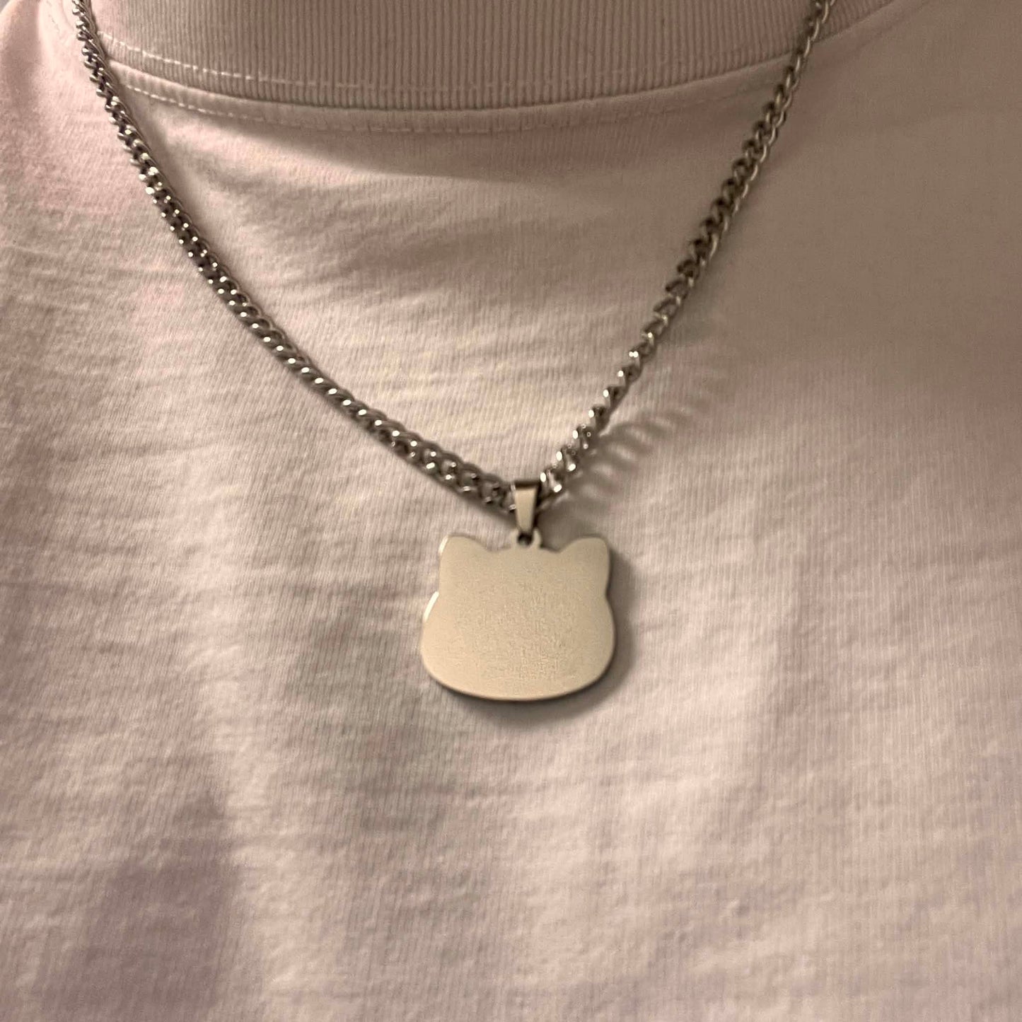 Halsband med kattansikte i silver eller svart