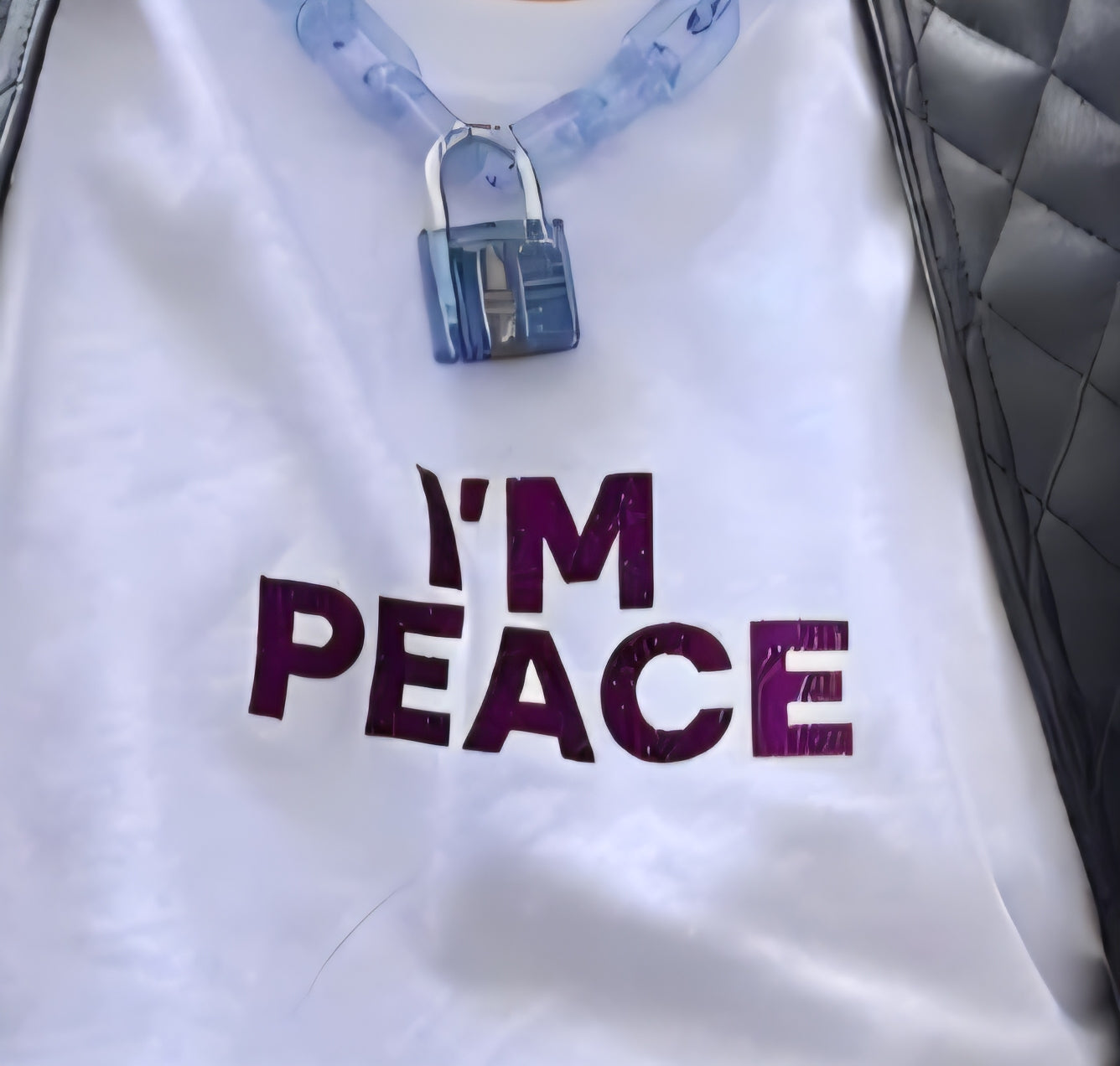 T-shirt med tryck "I come in peace" samt "I'm peace"