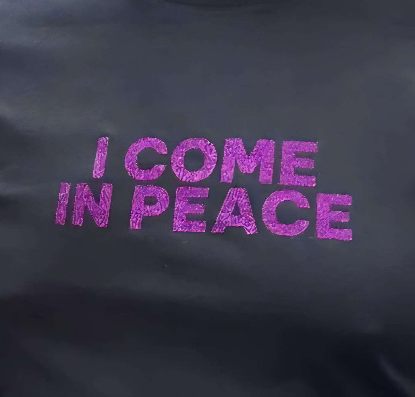 T-shirt med tryck "I come in peace" samt "I'm peace"