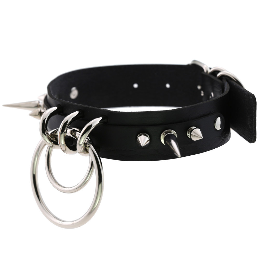 Choker i svart, rosa eller cerise med nitar och ringar