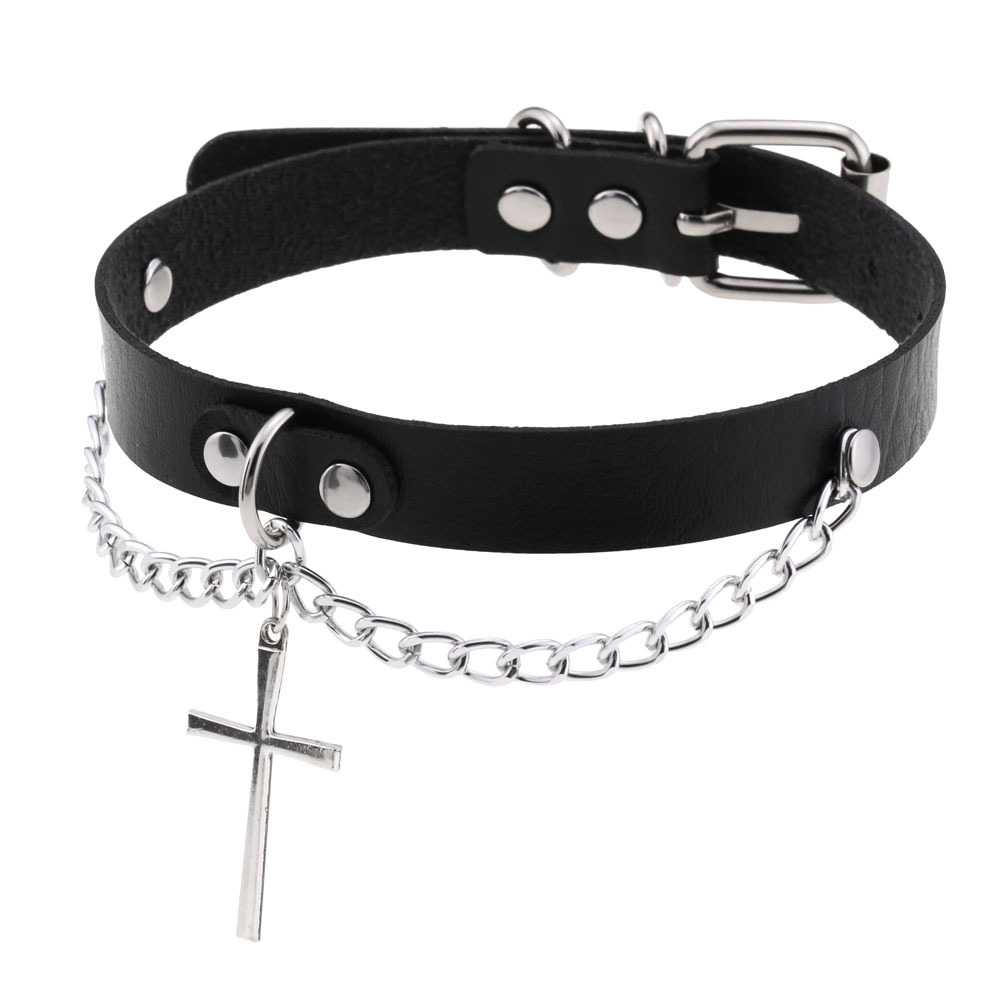 Choker i svart eller rosa med kedjor och kors
