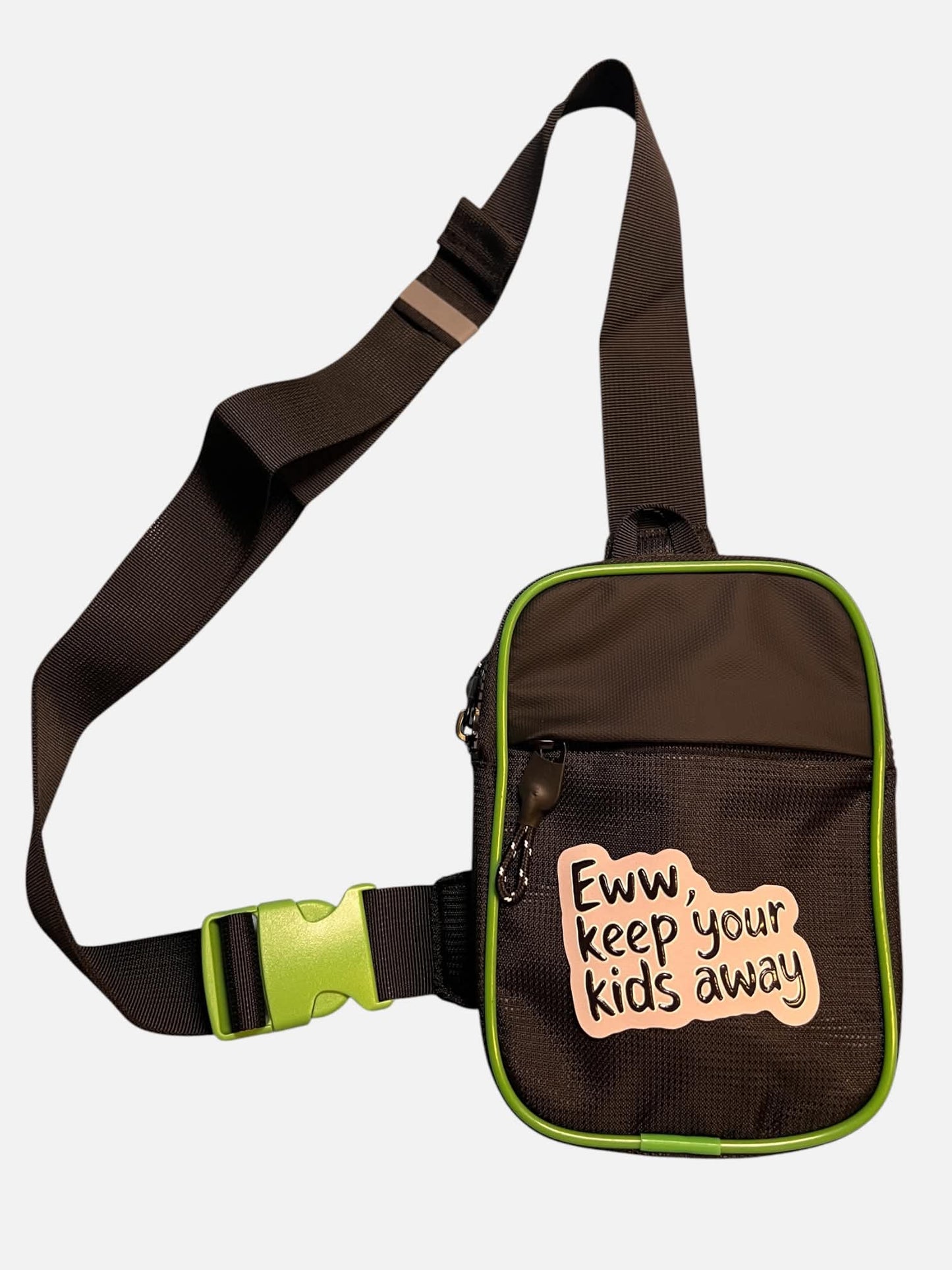 Chest bag, sling bag, i svart och grönt med olika 3d tryck som poppers, GAYMER mfl