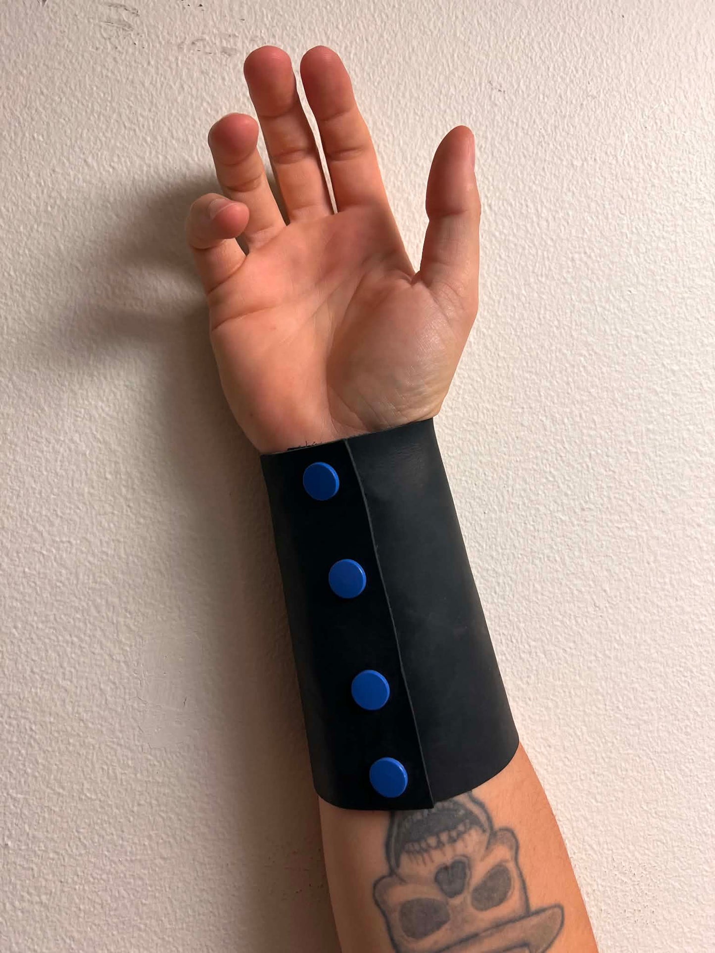Hand cuffs, handklovar, handledsmanchetter och ankelmanschetter i svart, blått, rött, silver