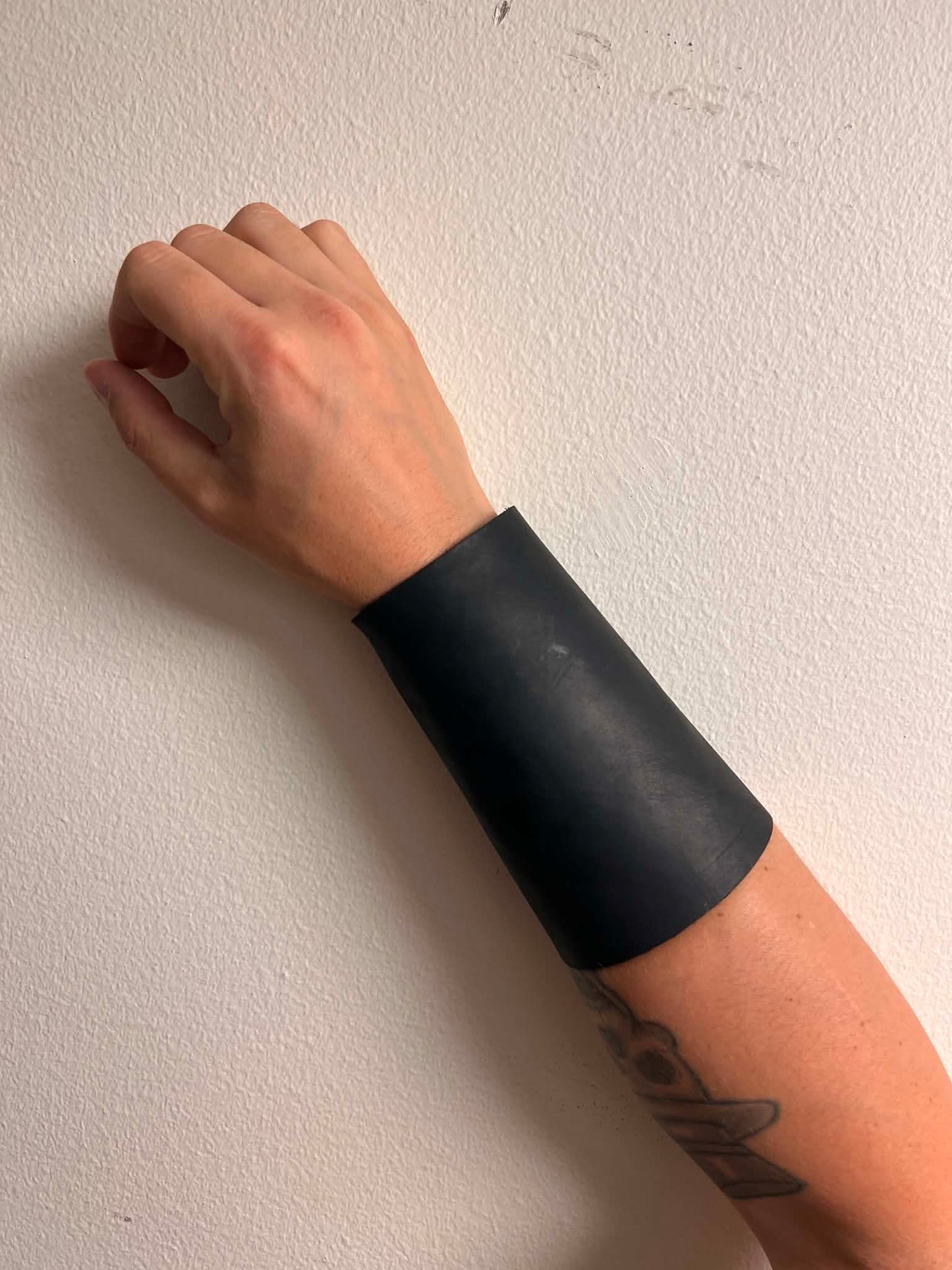 Hand cuffs, handklovar, handledsmanchetter och ankelmanschetter i svart, blått, rött, silver