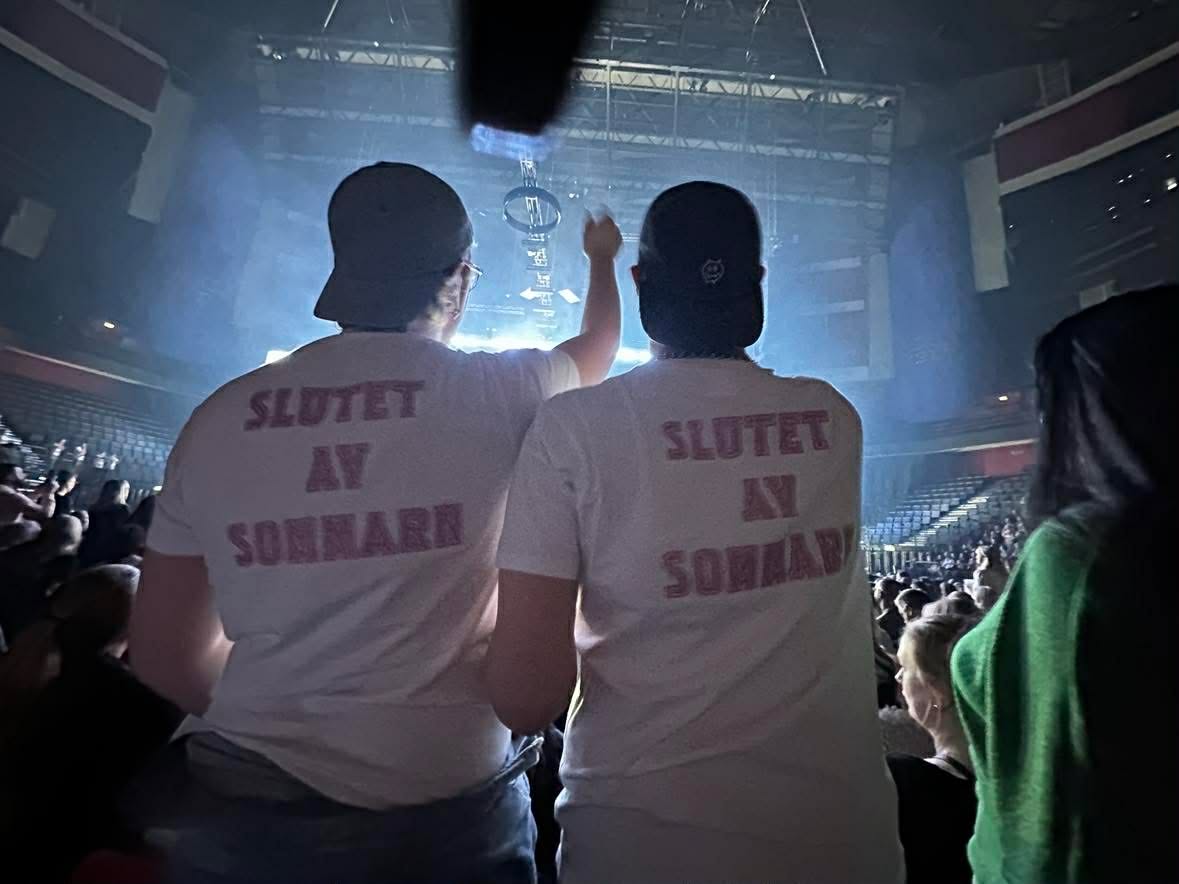 T-shirt med tryck Molly på bröstet och Slutet av sommarn på ryggen