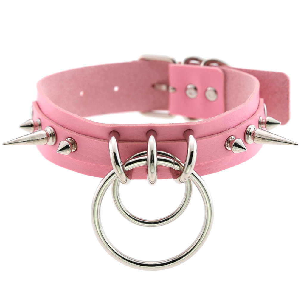Choker i svart, rosa eller cerise med nitar och ringar