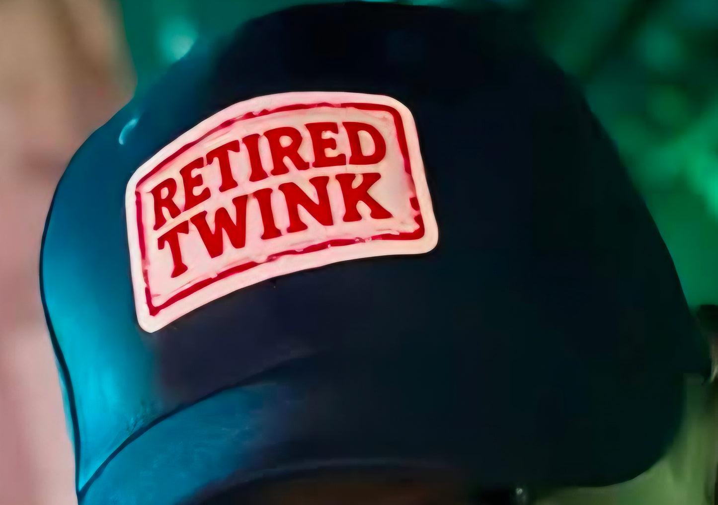 Keps med tryck, RETIRED TWINK, välj färg på själva kepsen nedan
