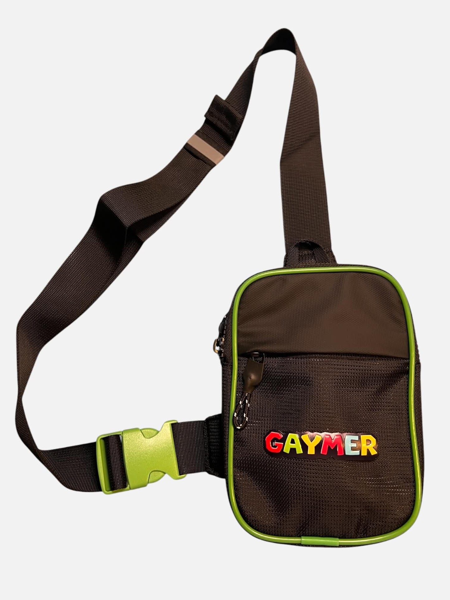 Chest bag, sling bag, i svart och grönt med olika 3d tryck som poppers, GAYMER mfl