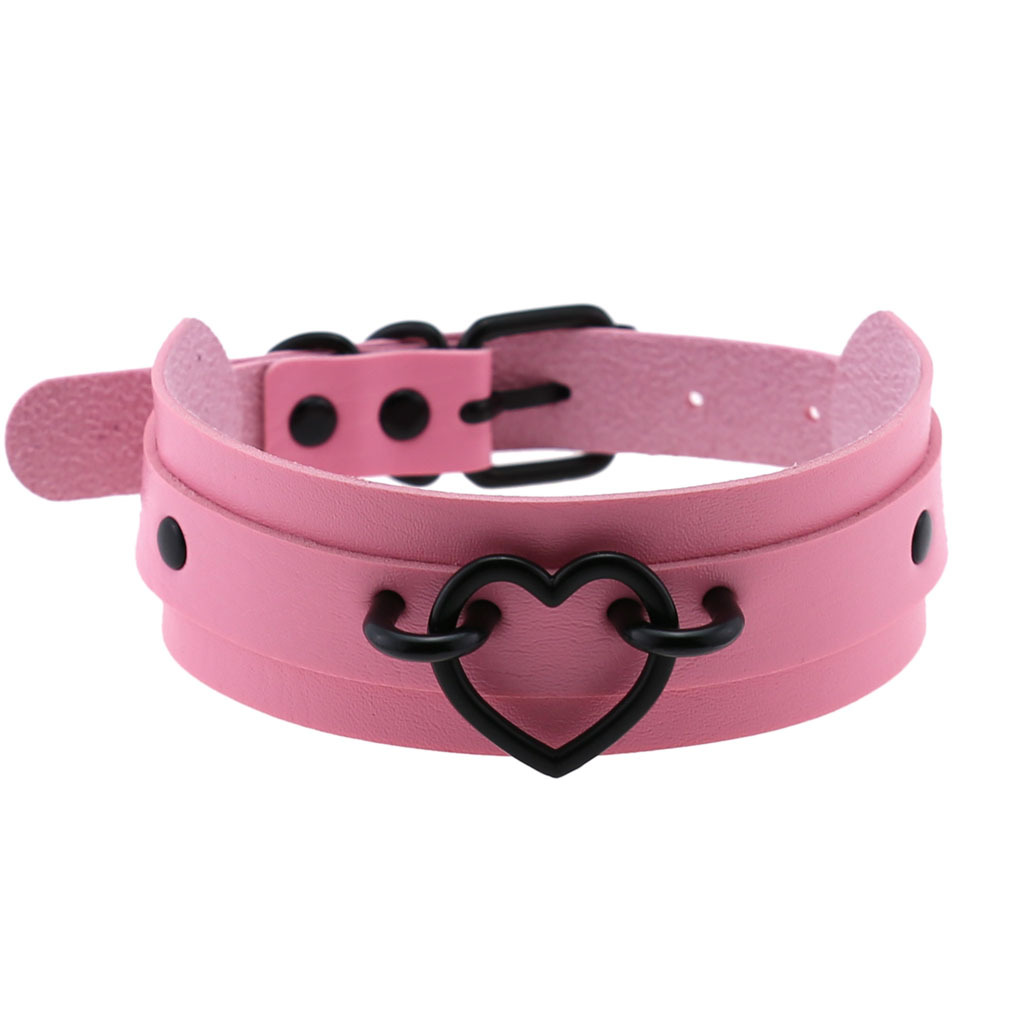 Choker i blått, rosa eller vitt med svart hjärta