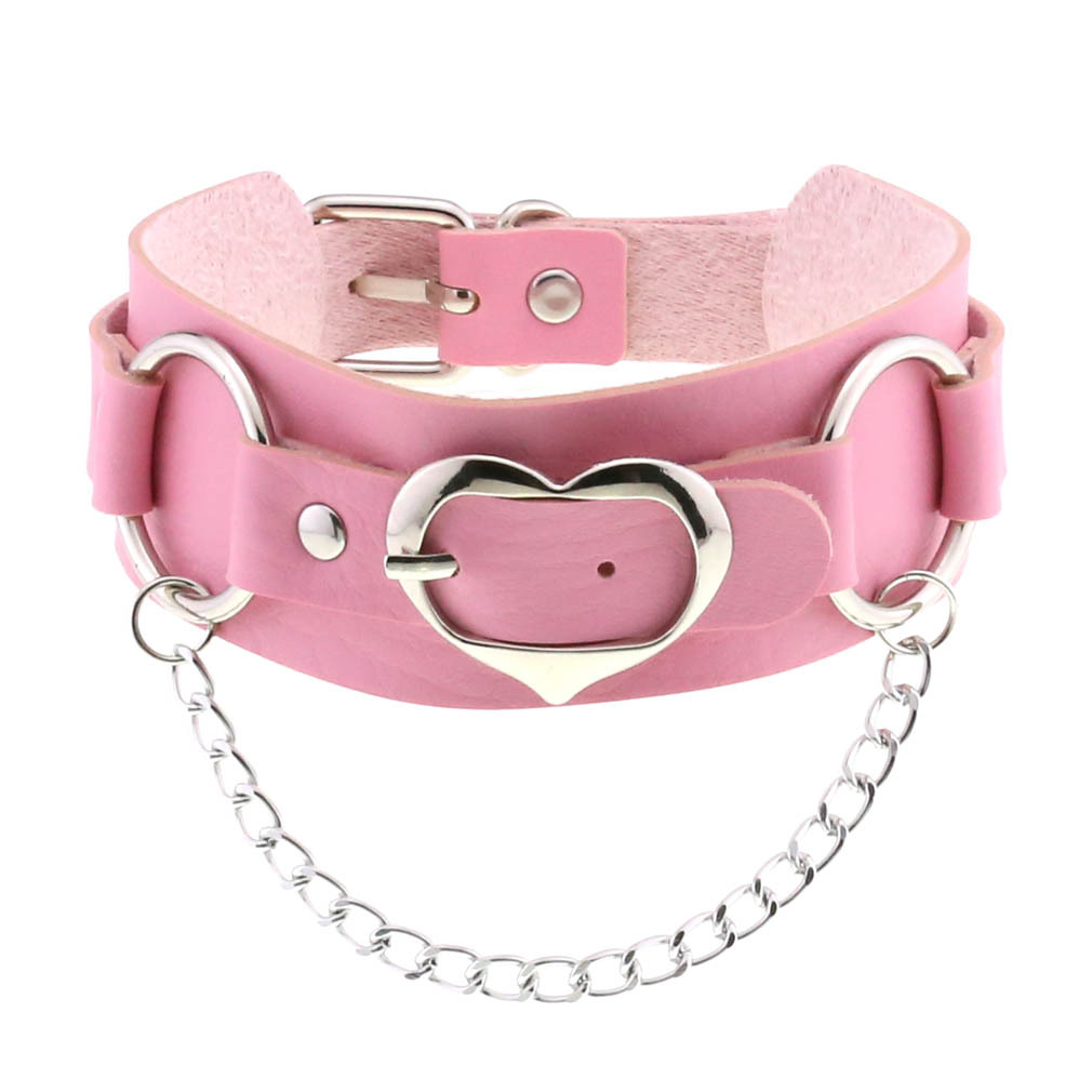 Choker i svart med kedjor och hjärta