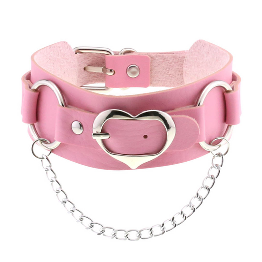 Choker i svart med kedjor och hjärta