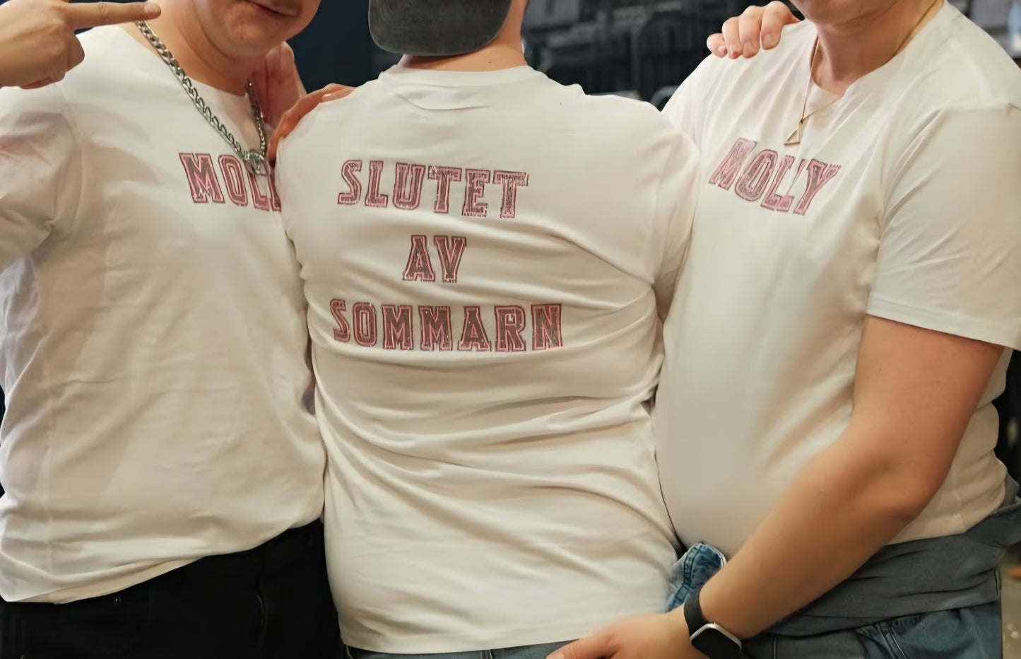 T-shirt med tryck Molly på bröstet och Slutet av sommarn på ryggen