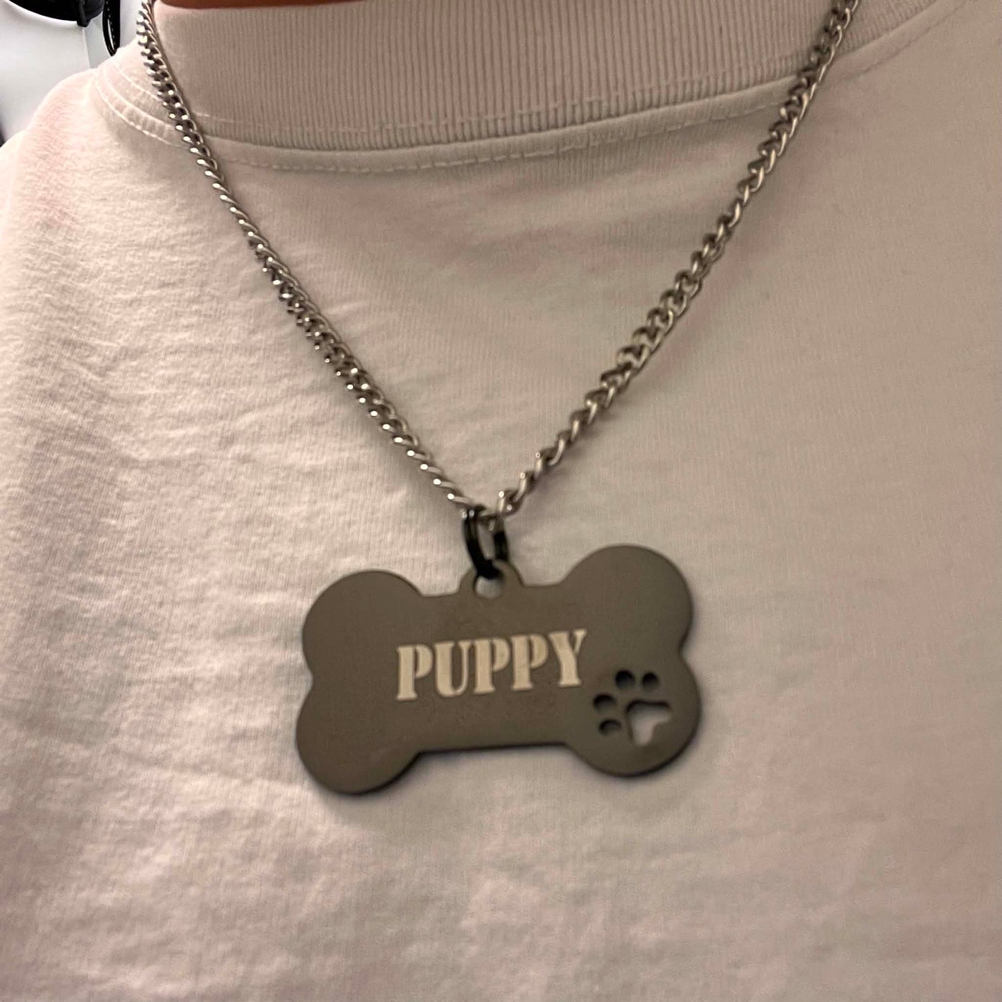 Halsband med ben för valpar som gillar puppy play med texterna, good boy, WOOF eller puppy