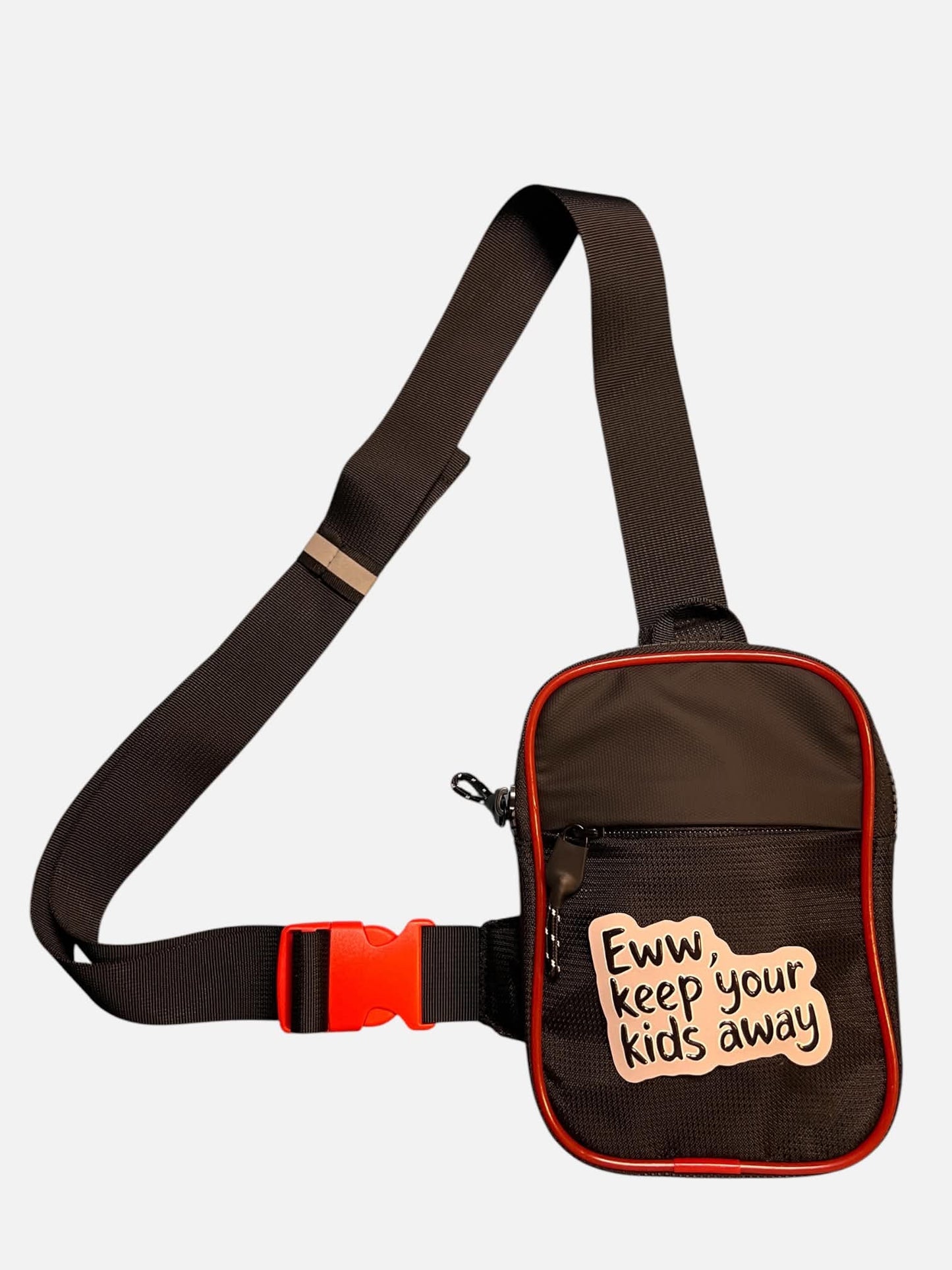 Chest bag, sling bag, i svart och rött med olika 3d tryck som GAYMER, EWW KEEP YOUR KIDS AWAY mfl