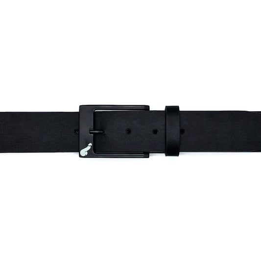 Cinturón de piel negro con hebilla negra.