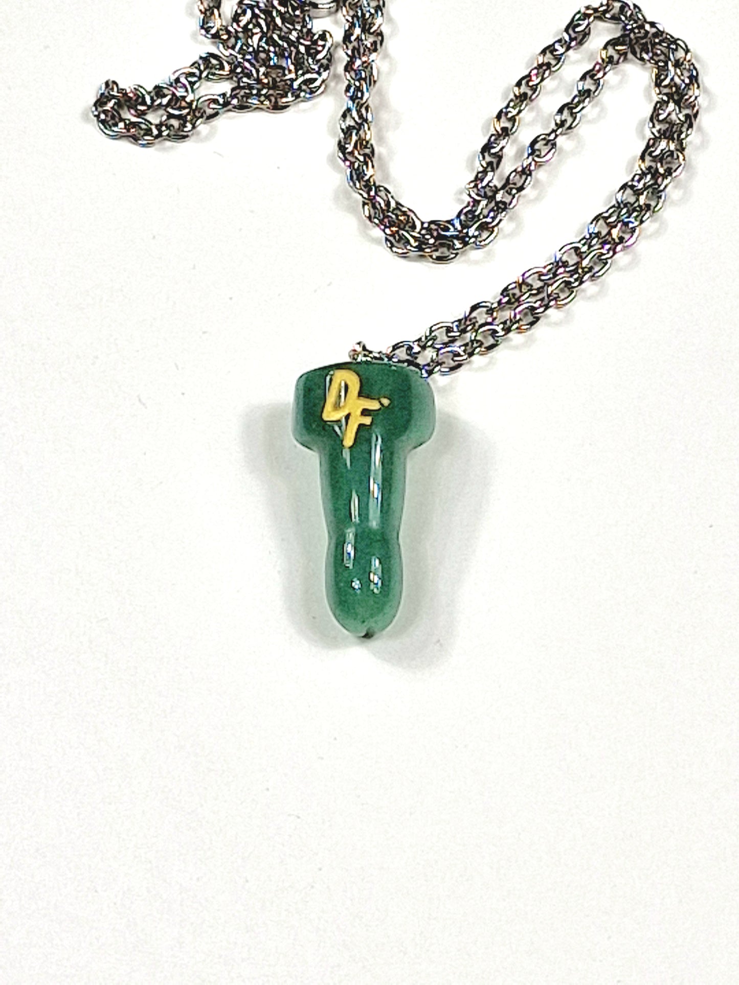 Ett vackert halsband med en snopp eller penis av kristallen grön aventurin