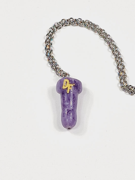 Halsband med hänge i form av en dick eller snopp tillverkad halvädelsten eller kristallen Lavenderin.