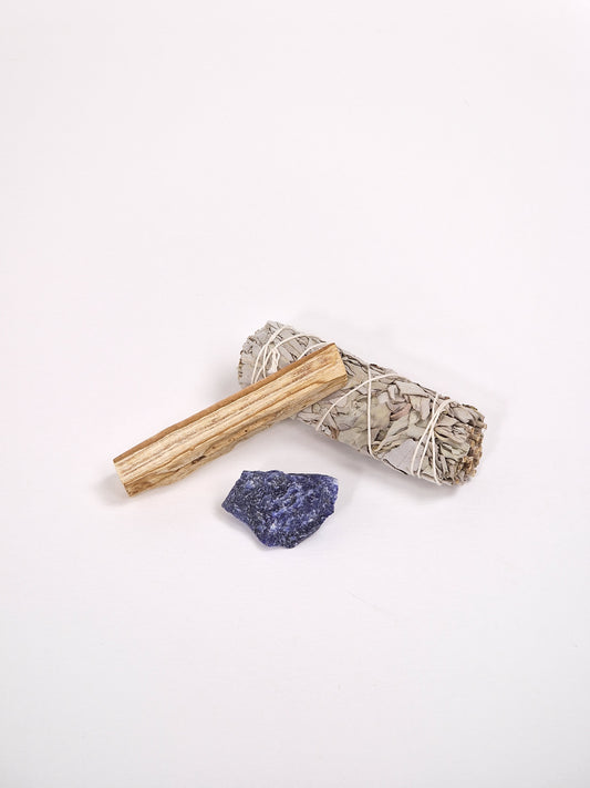 Sodalite, sodalit kristall med vit salvia smudge stick och Palo Santo, heligt trä