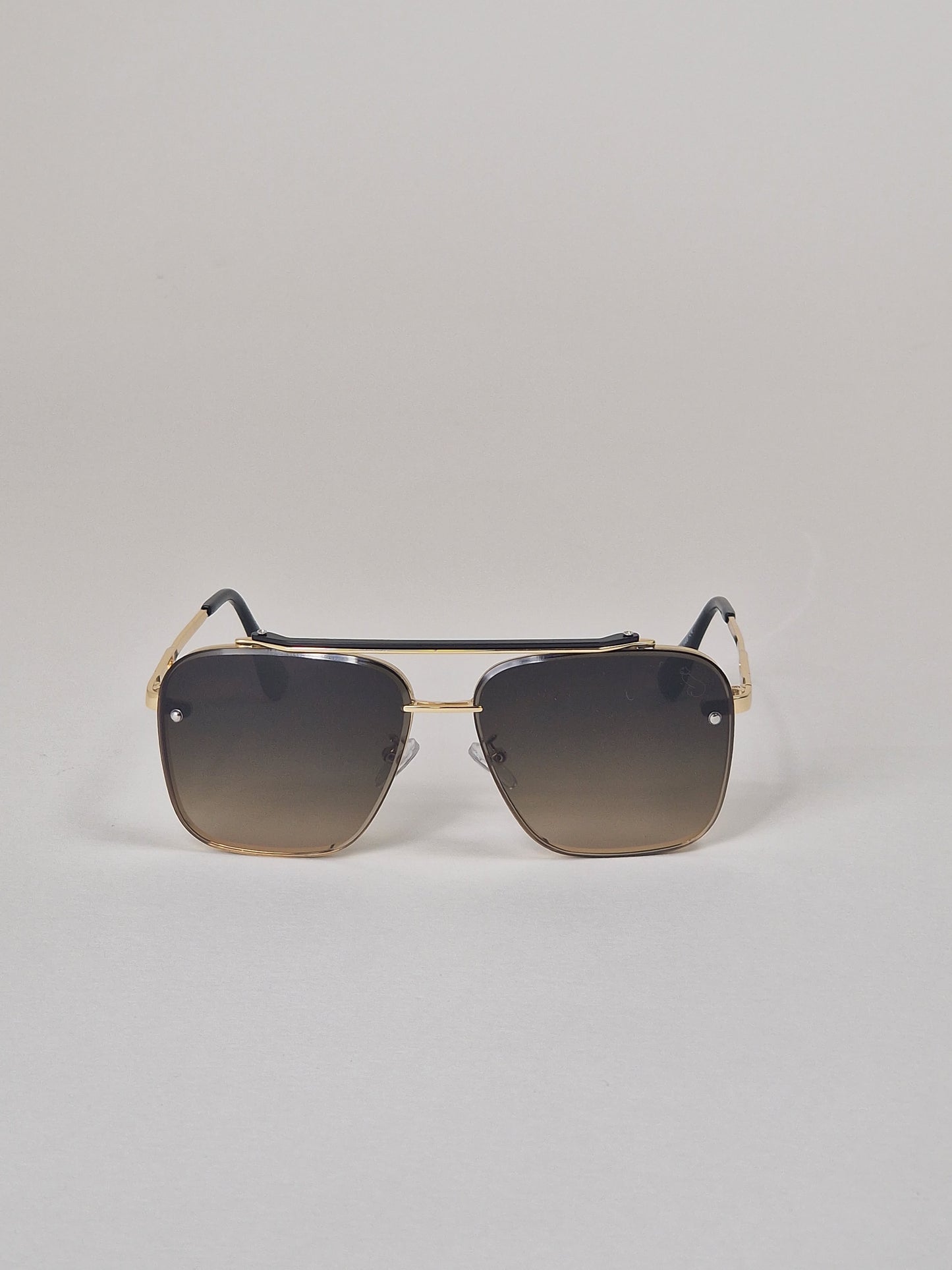 Solglasögon, modell 1 - Svart/brun tintade.
