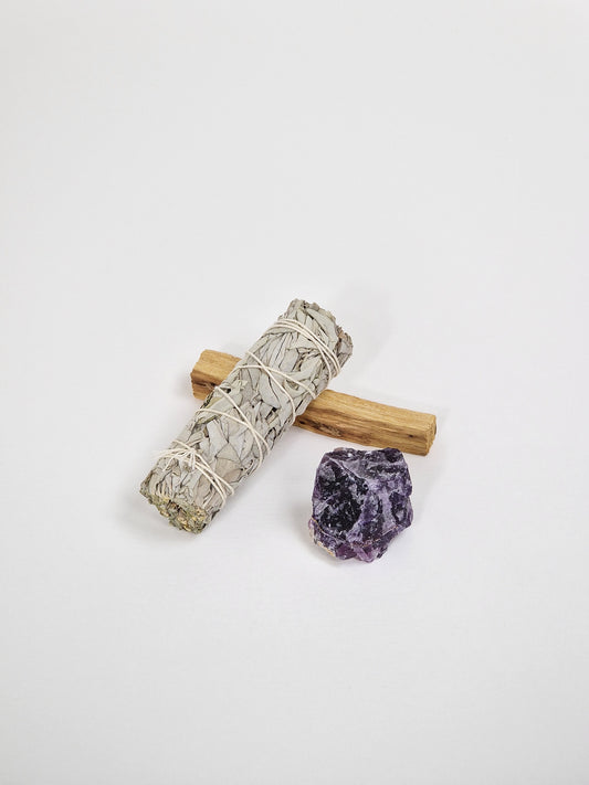 Ametrin kristall med salvia, smudge stick och Palo Santo, heligt trä